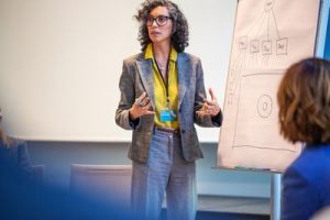 TRAINING ONLINE LEADERSHIP AND PUBLIC SPEAKING