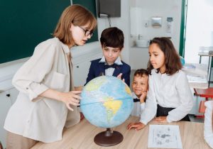 TRAINING ONLINE COMPETENCIES AND LEARNING DESIGN