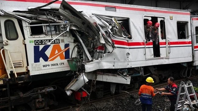 KRONOLOGI KECELAKAAN KERETA API DI STASIUN BEKASI TIMUR